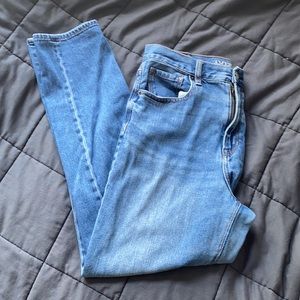 american eagle medium wash high rise mom jeans!